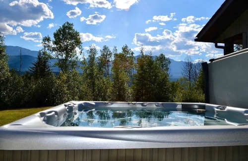 Golden Cabin | Nell’s Mountain Lodge - Movie Theatre|Arcade|Hottub|Fire Pit|Kicking Horse