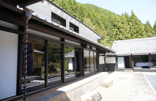 Yoshino Villa | NEOLD Private House Ancient house with a hearth surrounded by the rich nature of Yoshino