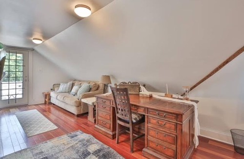 Leesburg Apartment | Nest on 9 - King Bed