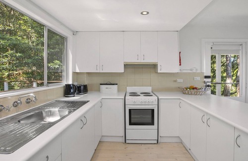 Killcare House | Nestled among the Trees with Beach Views, easy walk to Bouddi National Park