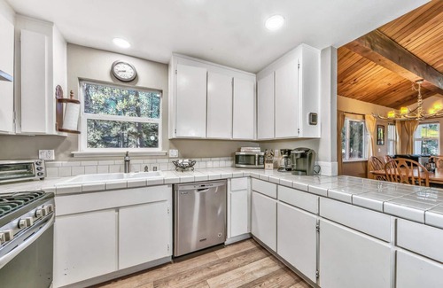 Country Club Estates Cabin | Nestled Among the Tall Pine, 3 bedrooms, hot tub, come play in the mountains.
