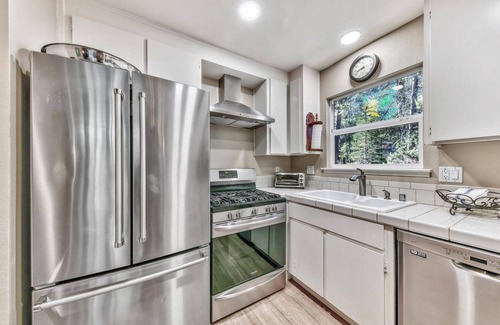 Country Club Estates Cabin | Nestled Among the Tall Pine, 3 bedrooms, hot tub, come play in the mountains.