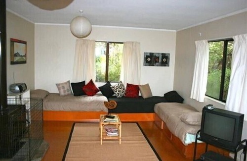 Pukawa Cottage | Nestled Atop the Lane - Pukawa Bay Holiday Home