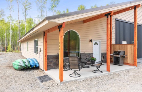 Meadow Lakes House | Nestled Between Two Lakes Relaxing 2-bed house w/Wi-Fi in charming Meadow Lakes