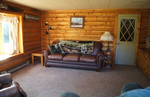 Sutton House | Nestled in a quiet community in the Mountains near the Matanuska Glacier