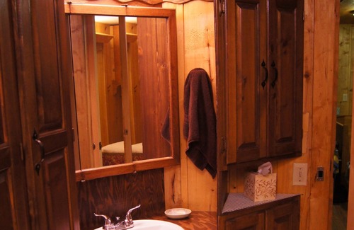 Sutton House | Nestled in a quiet community in the Mountains near the Matanuska Glacier