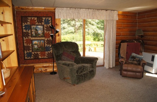 Sutton House | Nestled in a quiet community in the Mountains near the Matanuska Glacier
