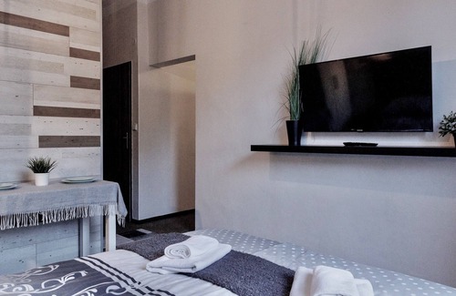 Stresovice House | Nestled in the Quiet Hills of PraguenSuite 4, 2 BDRM 1 BA, sleeps 4n