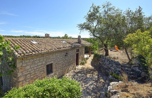 Pietre Nere San Zagaria House | Nestled in the characteristic landscape around Modica awaits you this beautiful vacation home.