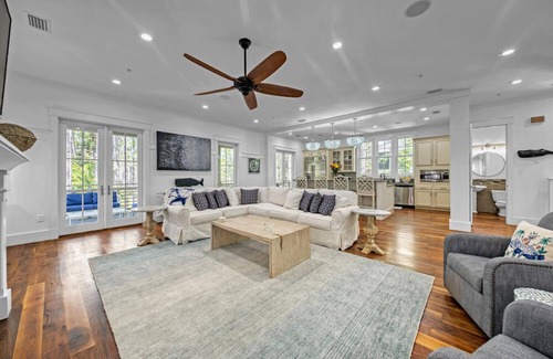 Forest District House | Nestled in Watercolor, golf Cart & Bikes Included! club access! Relax in style!