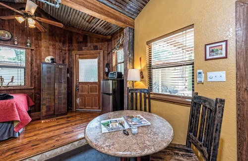 North Waco Cottage | Nestled next to one of the nation’s largest inner-city parks,The Cottate in Cameron Park