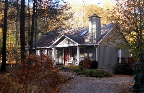 Highlands Cottage | Nestledown - Peaceful Mountain Retreat!