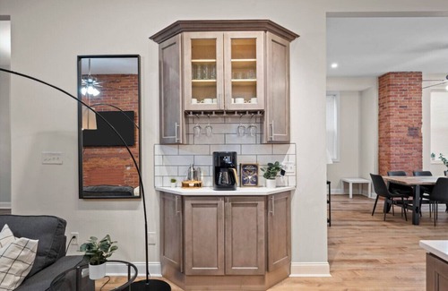 Point Breeze North House | Netflix+Free Parking+BBQ+Games Near Bakery Square