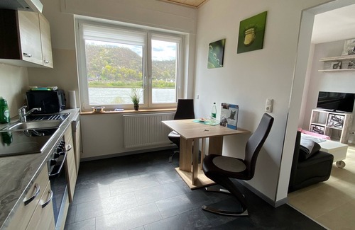 Wellmich Apartment | Neu Renovierte Moderne Wohnung am Rhein mit Garten u Burgblick