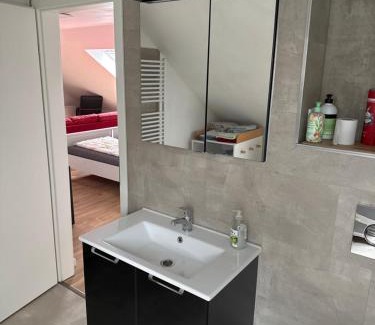 Gaedheim Apartment | Neu renovierte 2 Zimmer Wohnung 24h Check-In