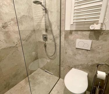Pforzheim Apartment | Neu wunderschönenes weißes Apartament am Schlössle Zentrum Goldstadt