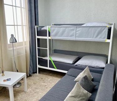Freiberg am Neckar Apartment | Neuwertiges Apartment mit schnellem WLAN, Glasfaser, Kostenlose Privatparkplatz auch für Transporter geeignet R2