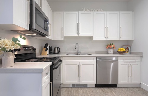 Surrey House | New 1 Bed/1 Bath King Suite 3 min from beach