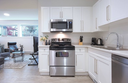 Surrey House | New 1 Bed/1 Bath King Suite 3 min from beach