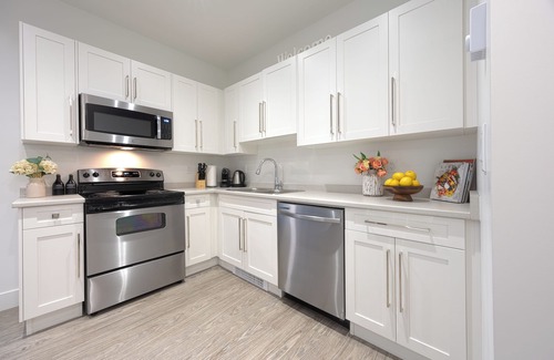 Surrey House | New 1 Bed/1 Bath King Suite 3 min from beach