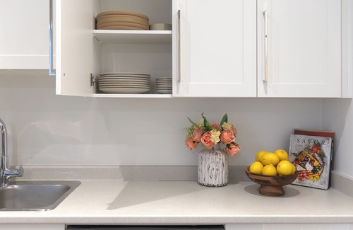 Surrey House | New 1 Bed/1 Bath King Suite 3 min from beach