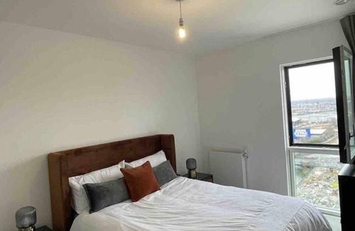 Gascoigne Apartment | NEW 1 bed modern cosy flat FREE WI-FI - with balcony