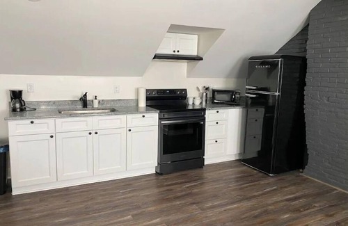 Lancaster Apartment | New 1 Bedroom Apartment with Parking 5