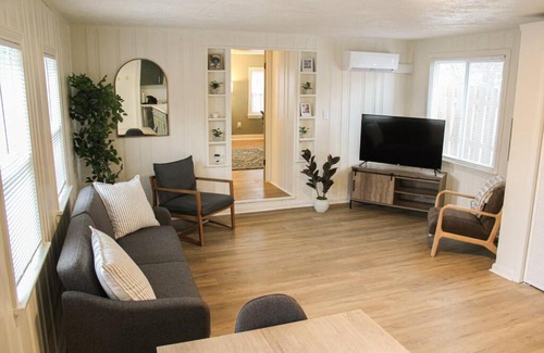 Berea House | New 1-bedroom Bungalow! 4 miles to CLE