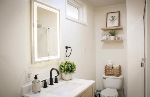 Berea House | New 1-bedroom Bungalow! 4 miles to CLE