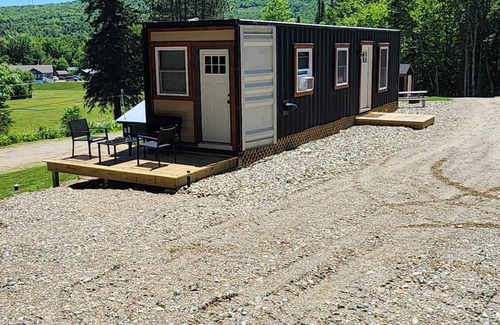 Errol Cabin | New 1 bedroom Container cabin with direct trail access (cabin 3)