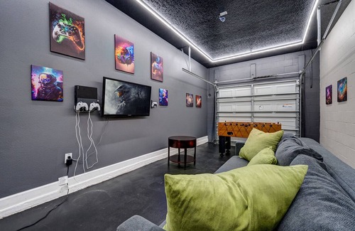 West Kissimmee House | NEW!16 guest, Disney 10mi, Themed Rooms, Private Pool, Movie + Game Room, Resort