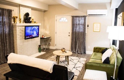 Wesley Heights Apartment | ♥NEW 1BR Apt|Walk to UPTOWN+FREE Parking|★ ★ ★ ★ ★