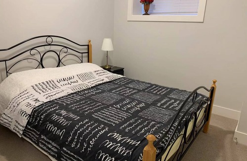 Surrey House | NEW 1BR independent Guest Unit for 1-2guests