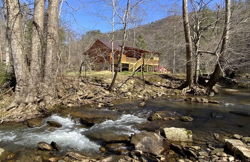 Ferguson Cabin | New 2/2 Log Cabin, Rushing Trout Stream, Hot Tub, Fireplace, 8 Acres, WiFi