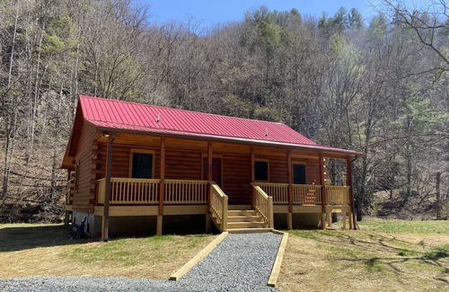 Deep Gap Cabin | New 2/2 Log Cabin, Rushing Trout Stream, Hot Tub, Fireplace, 8 acres, WiFi