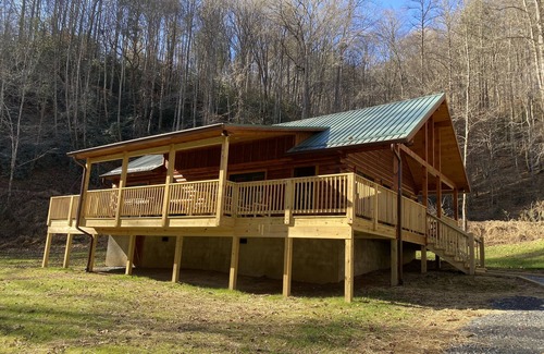 Deep Gap Cabin | New 2/2 log cabin, rushing trout stream, hot tub, fireplace, 4 acres