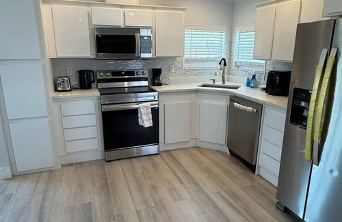 Flamingo Bay House | New 2-bedroom home with WiFi, AC in Saint James City