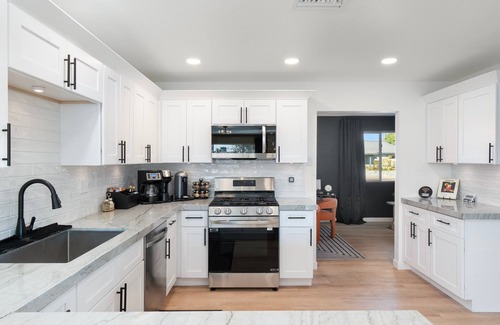 Village Grove House | New! 2 BR Private Pool, Hot tub, Games, 5 min Old Town, 15 min Barrett Jackson!