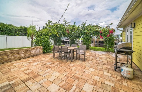 Isle of Palms House | New 2 miles 2Mayo Clinic Intracoastal water views Mins to JaxBeach
