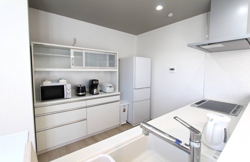 Chuo House | [New 2-story home] - 2 min to station, shops, parking, easy Disneyland access!n