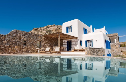 Ano Mera House | New 2-Villa Complex With Amazing Views of Divouno & Kalafati Beach & Aegean Sea