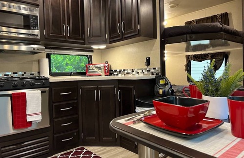 Florida Gardens House | NEW 2019 Spacious Camper - All Modern Amenities - Fast WIFI