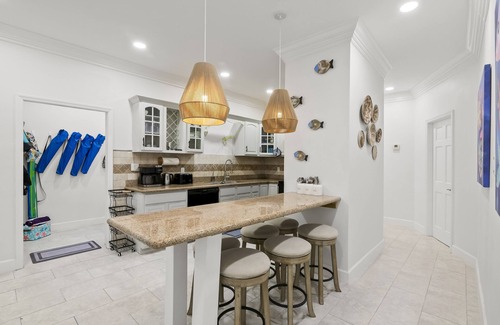 Jimmy Hill House | NEW 2BD/2.5 BATH near beach access and George town with PRIVATE POOL