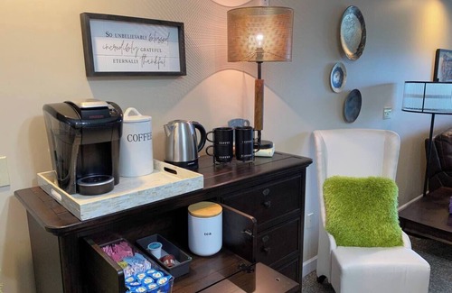 Bluff City Condo | NEW! 2BR/2BA Bristol Speedway,Elevator, One Level