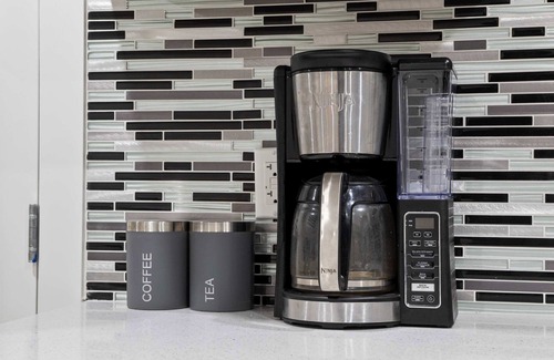 Evanston House | NEW! 2BR Private Suite, FREE Banff Pass, Netflix!