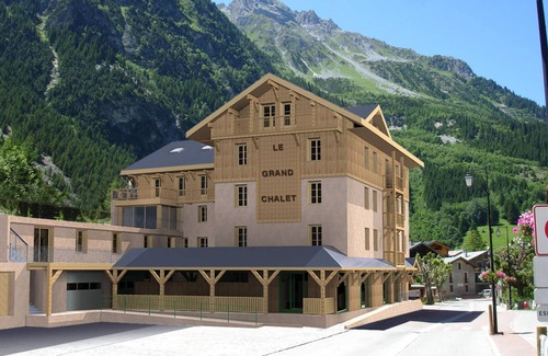Pralognan-la-Vanoise Apartment | New 3-Bedroom Apartment in Central Location with Terrace, Close to Shops and Ski Lifts