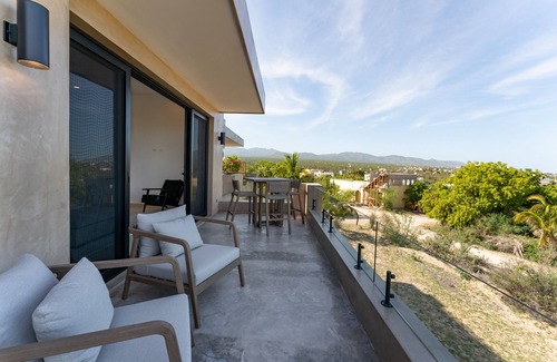 La Ventana House | New 3-bedroom Home - Pool & jacuzzi - 10 minute walk to South beach