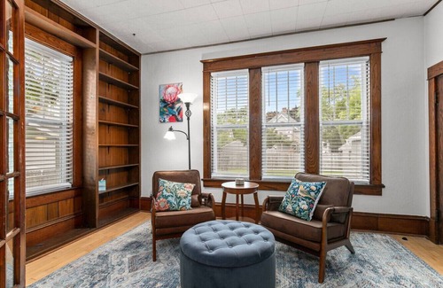 Appleton House | New! 3BR Sleeps 9! 4 min to Downtown Appleton