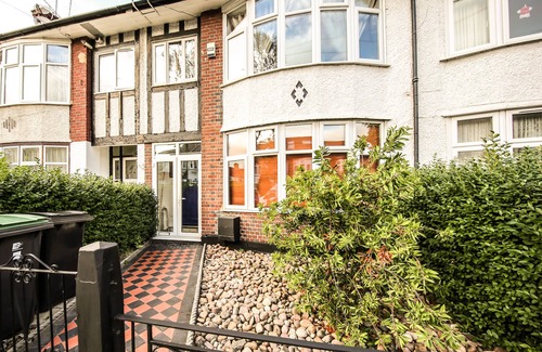 Bruce Grove House | NEW: 4 bed family townhouse - sleeps 13 - FREE BREAKFAST & FREE PARKING