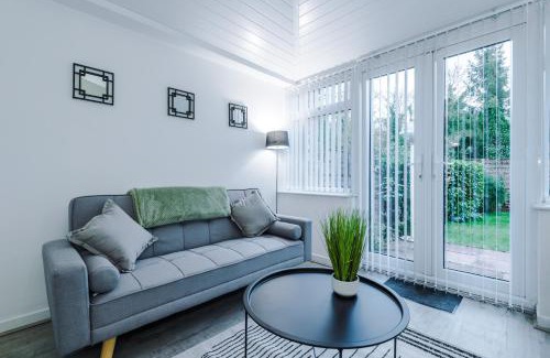 Didsbury House | NEW! 4-Bed Home in Manchester by 53 Degrees Property, Ideal for Business & Long Term Contractor Stays, Sleeps 10!